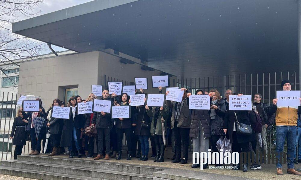 Pais de alunos dão aula e furam greve de professores em escola de SP